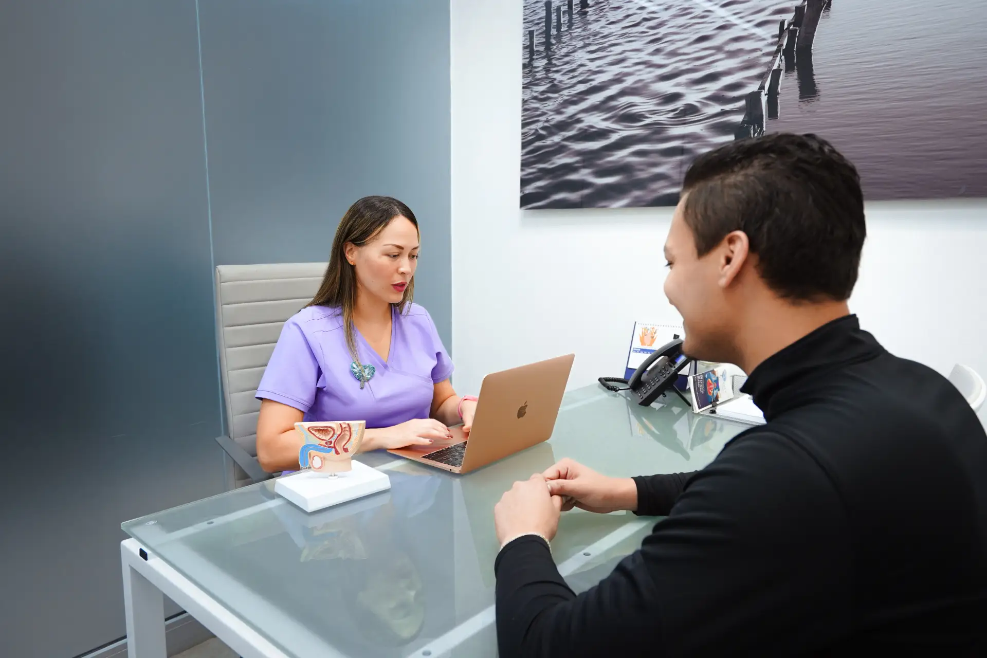 fisioterapeuta y paciente en consulta